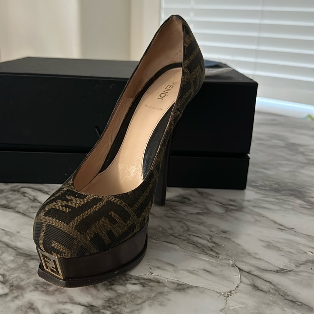 Brown Platform Fendi Logo Heels size 40, US 9.5